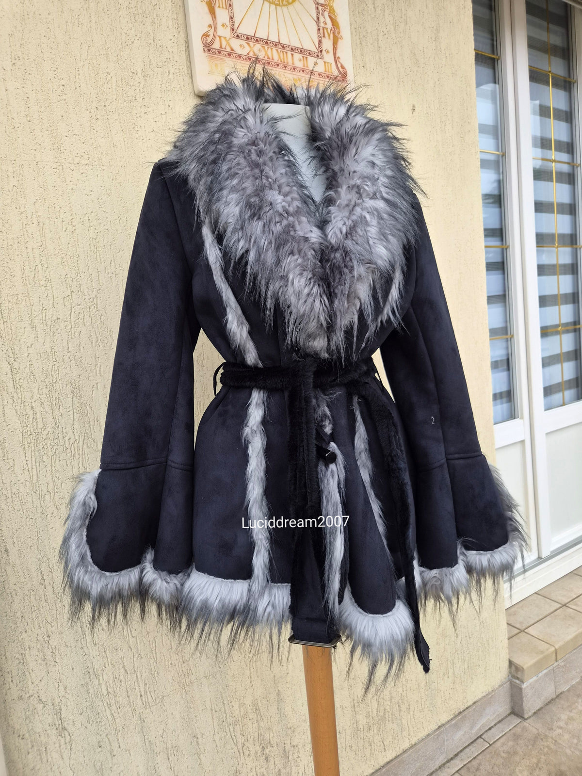 Manteau court détails fausse fourrure