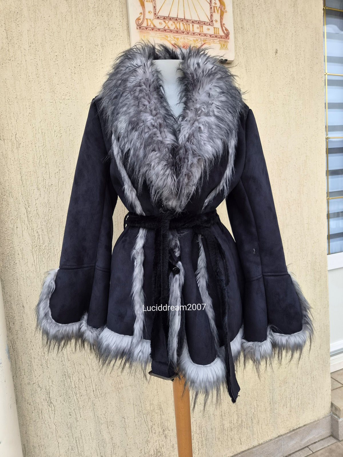 Manteau court détails fausse fourrure