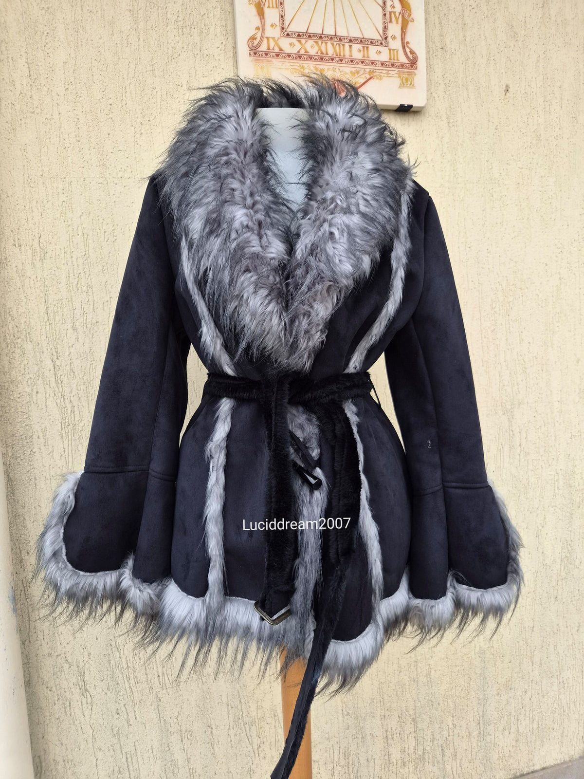 Manteau court détails fausse fourrure