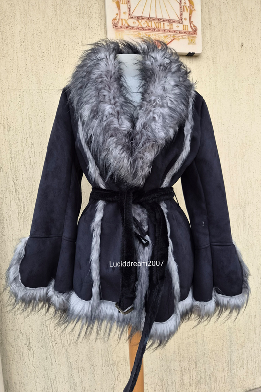 Manteau court détails fausse fourrure