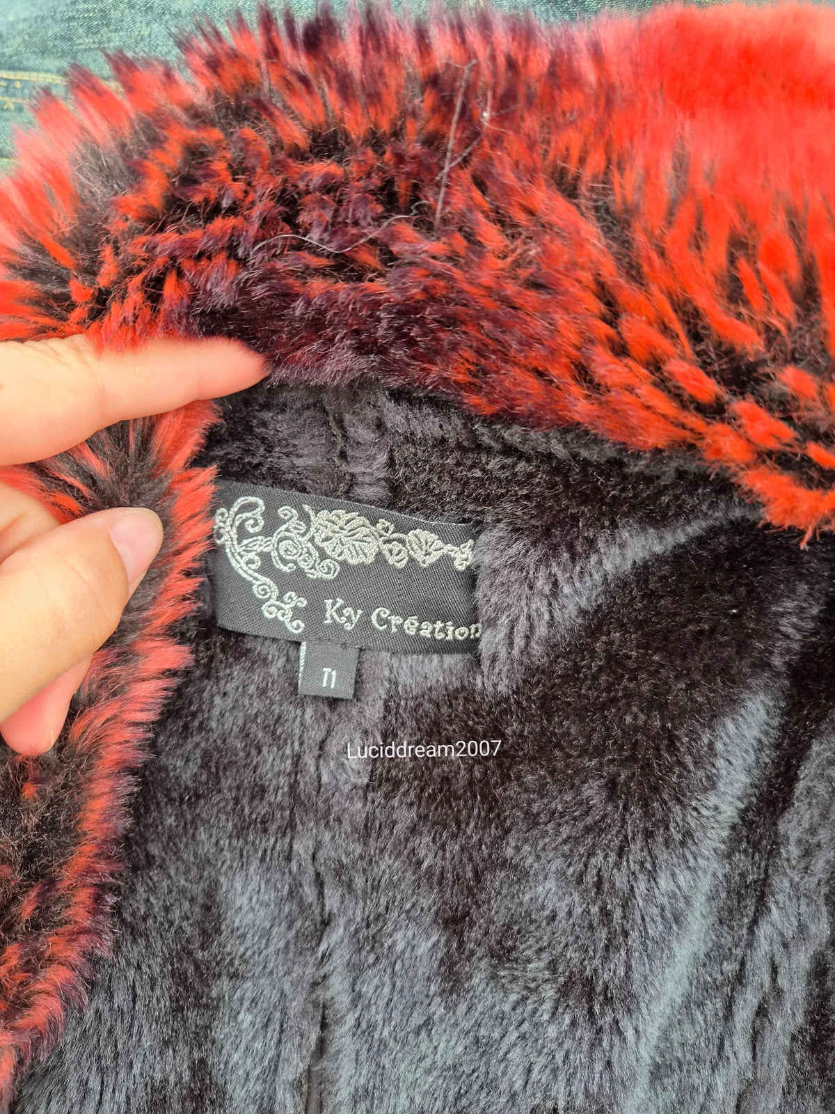 Manteau noir fausse fourrure rouge