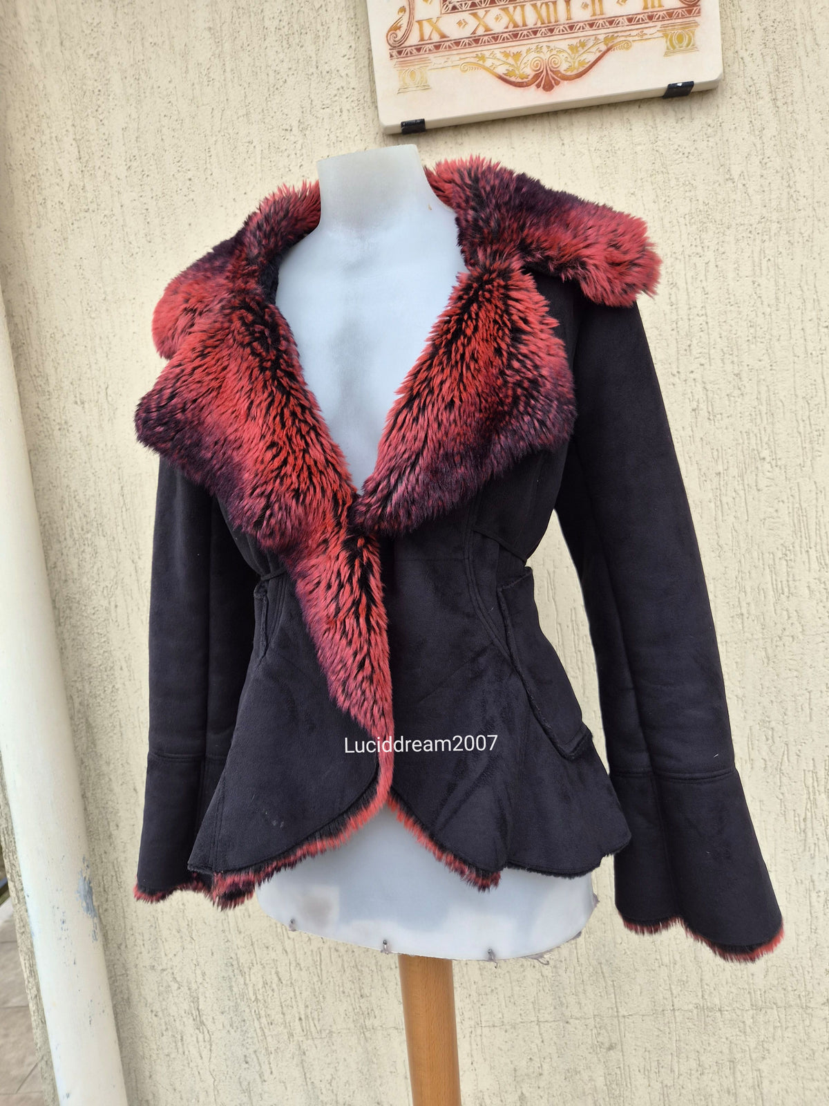 Manteau noir fausse fourrure rouge