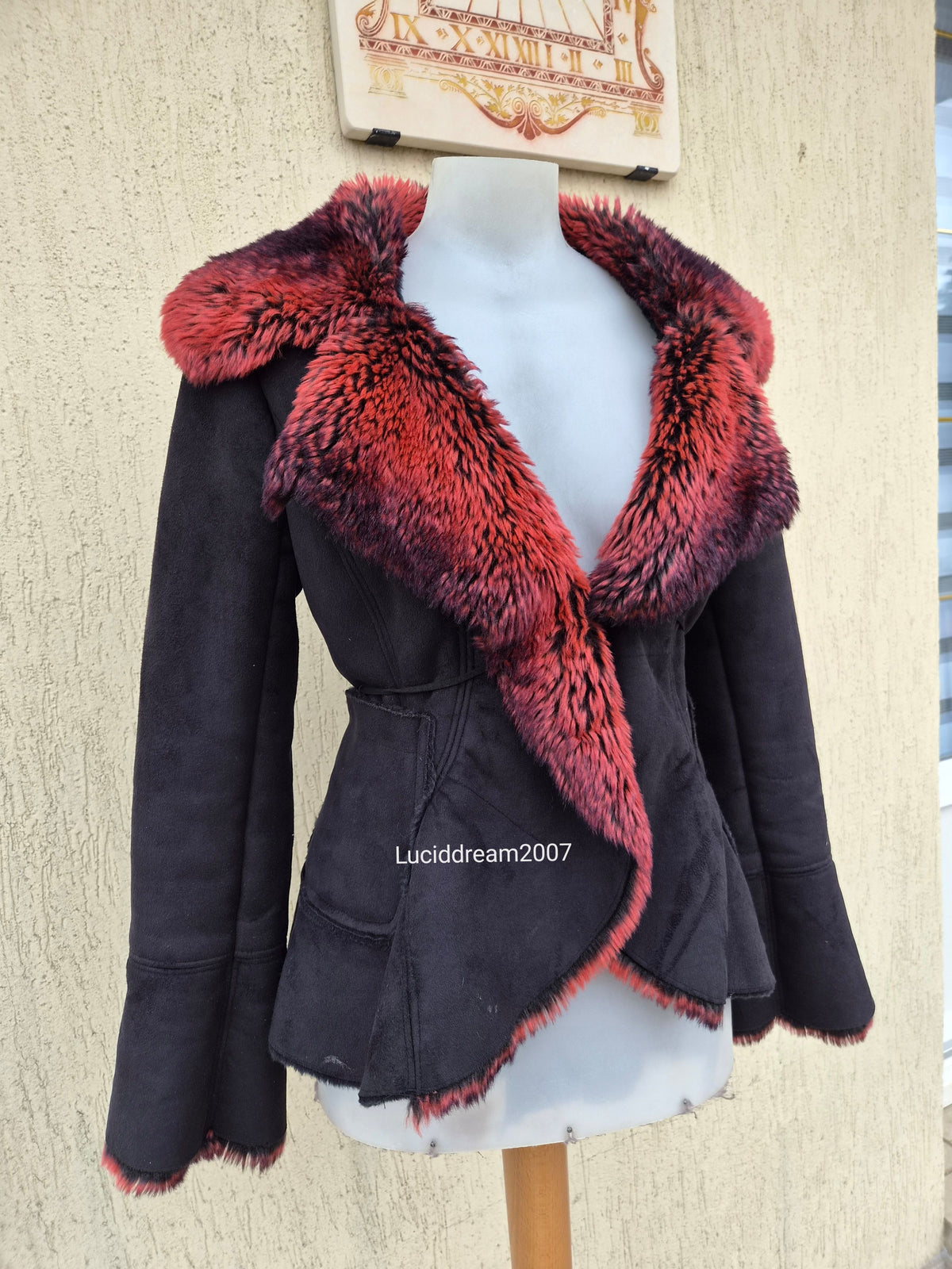 Manteau noir fausse fourrure rouge