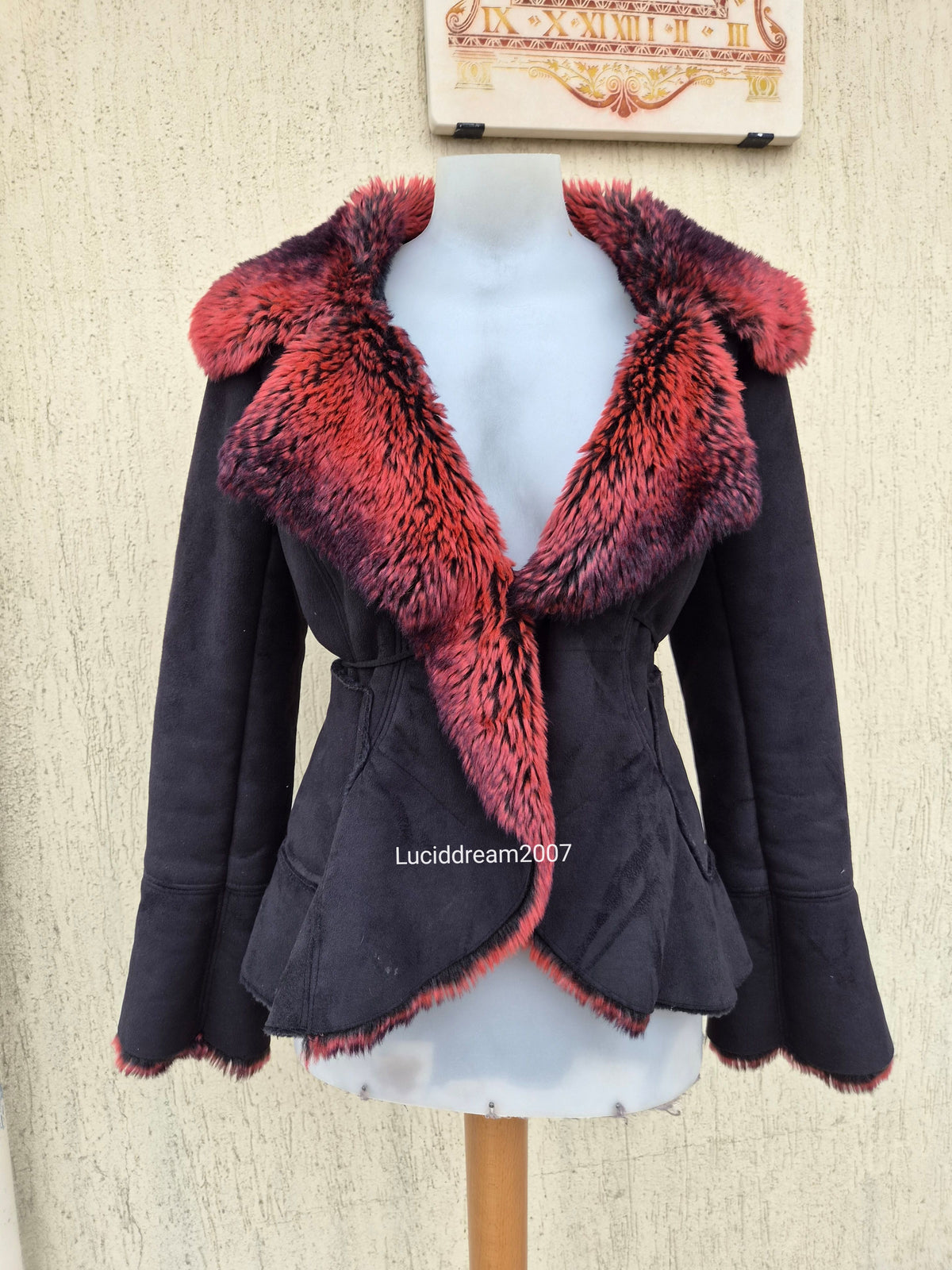 Manteau noir fausse fourrure rouge