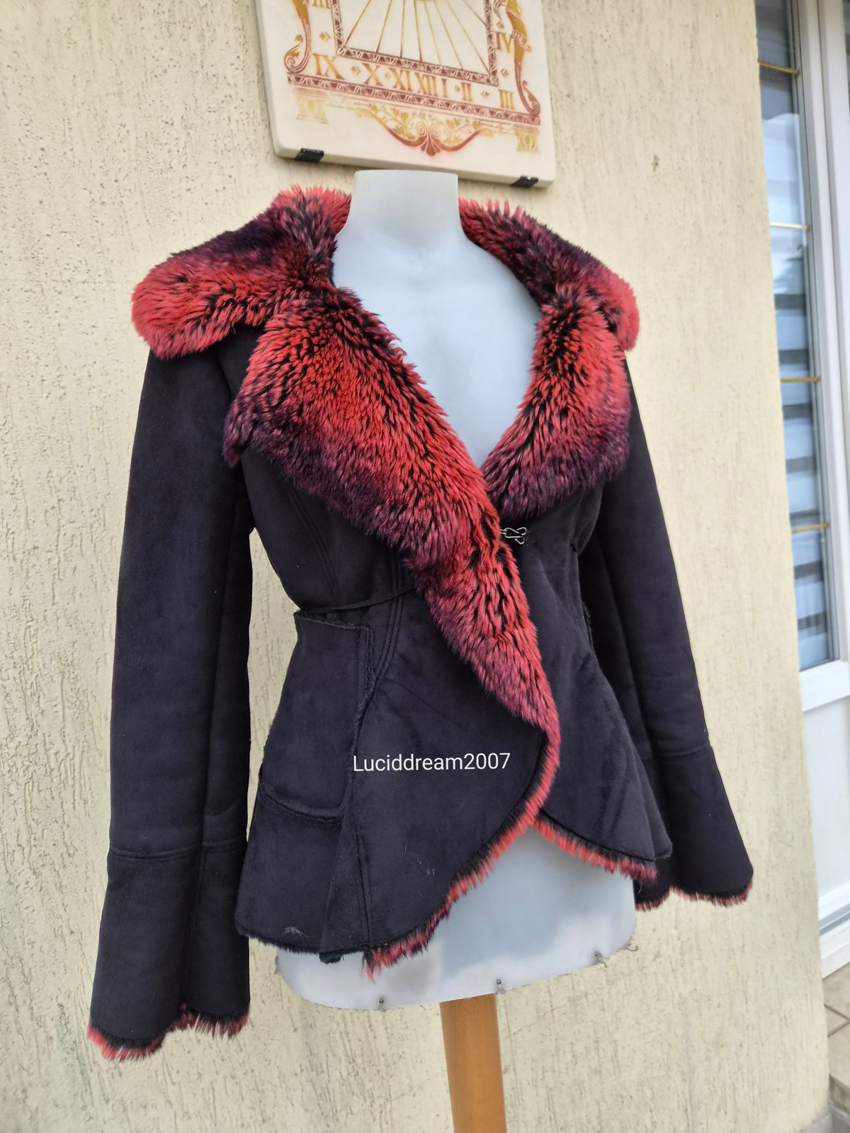 Manteau noir fausse fourrure rouge