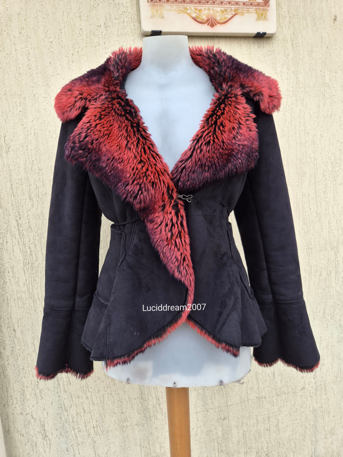 Manteau noir fausse fourrure rouge