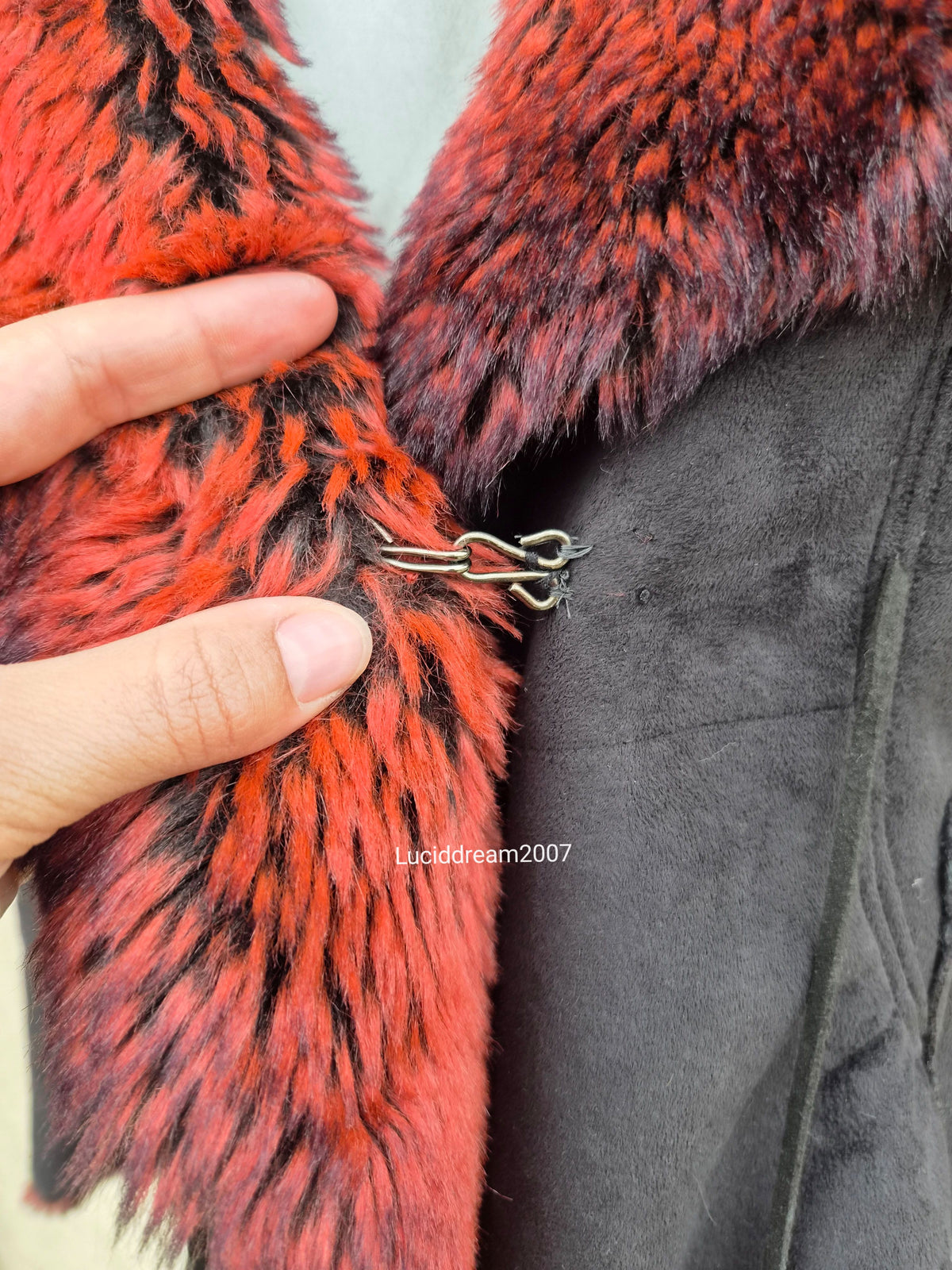 Manteau noir fausse fourrure rouge