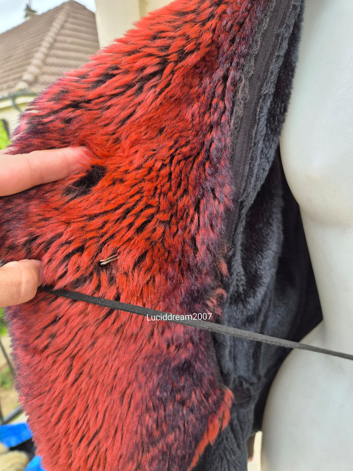 Manteau noir fausse fourrure rouge