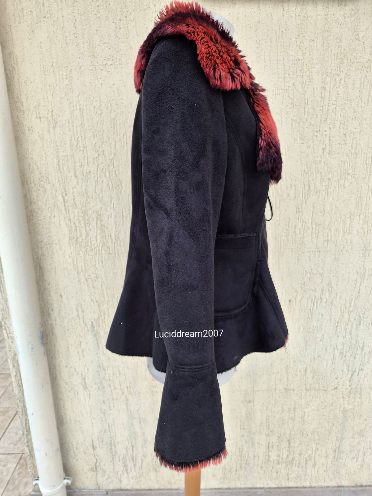 Manteau noir fausse fourrure rouge
