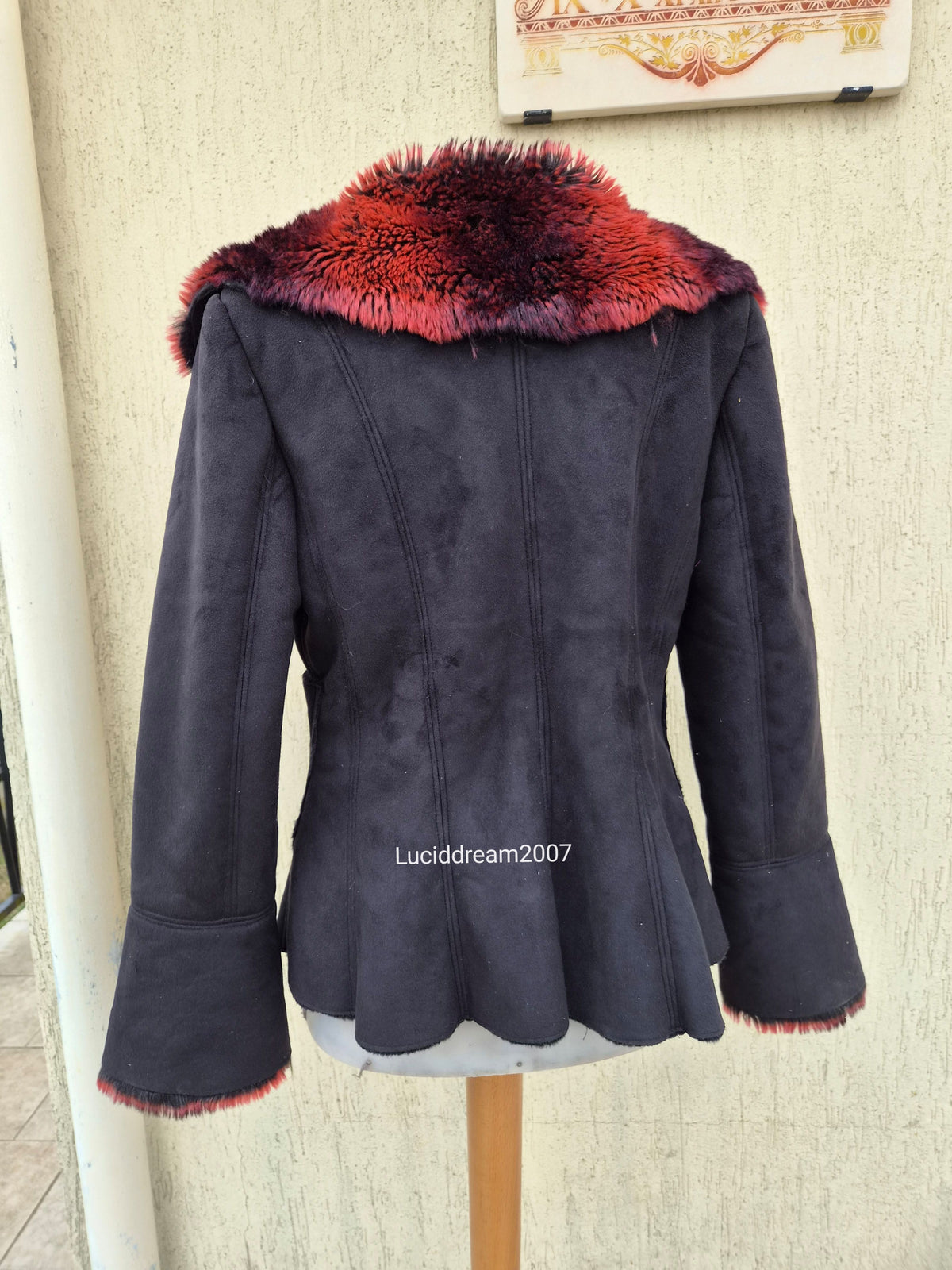 Manteau noir fausse fourrure rouge