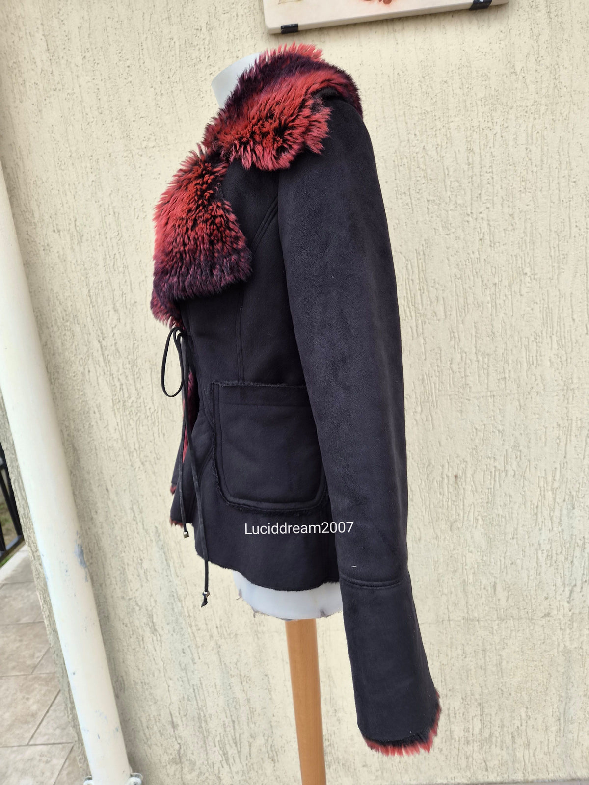 Manteau noir fausse fourrure rouge