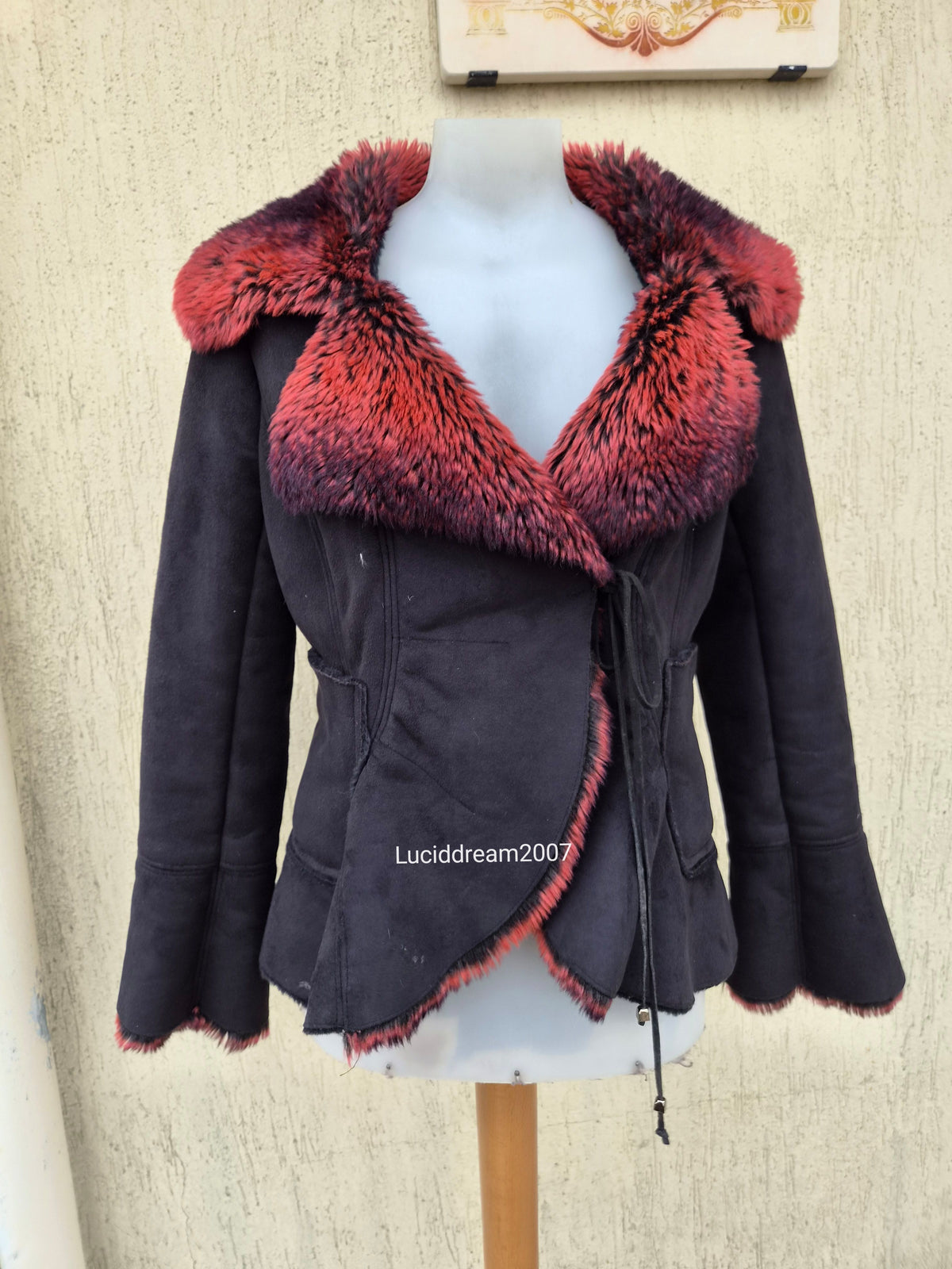 Manteau noir fausse fourrure rouge