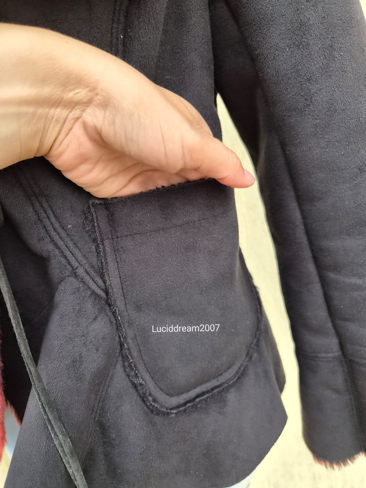 Manteau noir fausse fourrure rouge