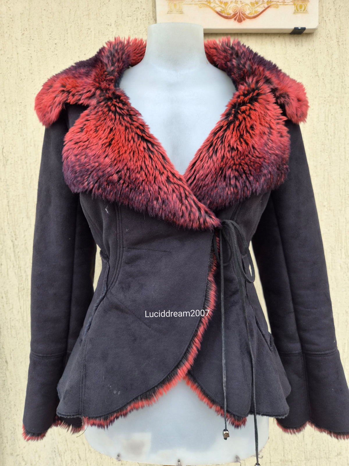 Manteau noir fausse fourrure rouge