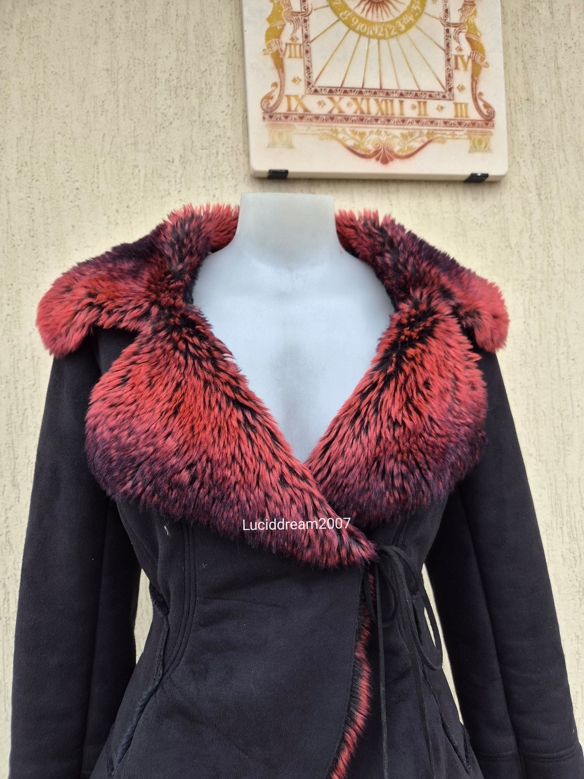 Manteau noir fausse fourrure rouge