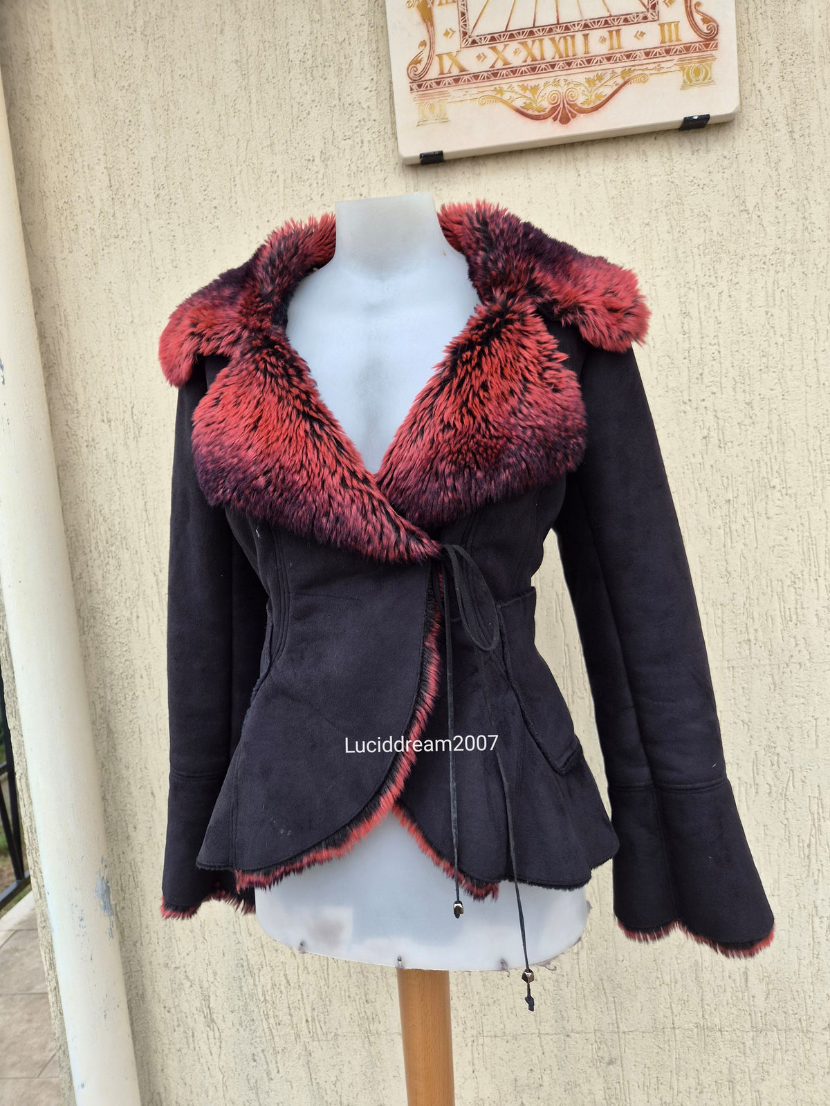 Manteau noir fausse fourrure rouge