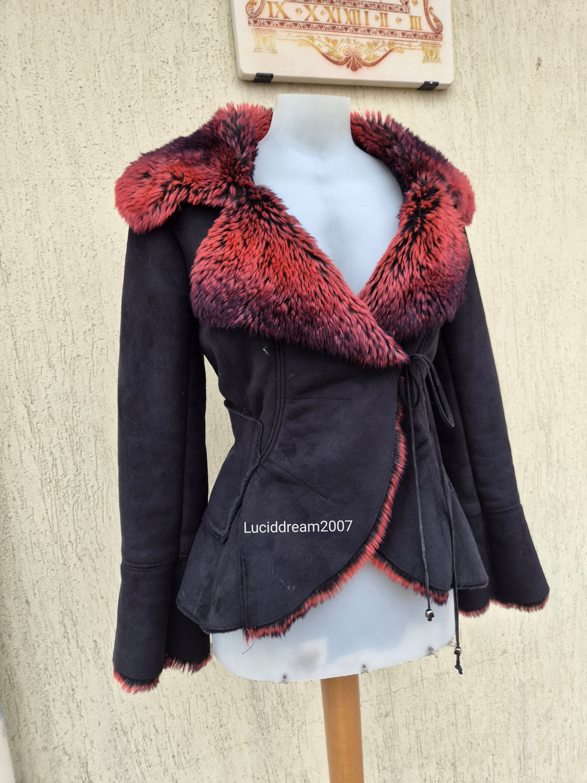 Manteau noir fausse fourrure rouge