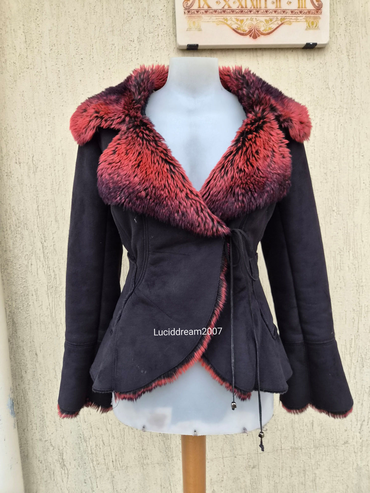 Manteau noir fausse fourrure rouge