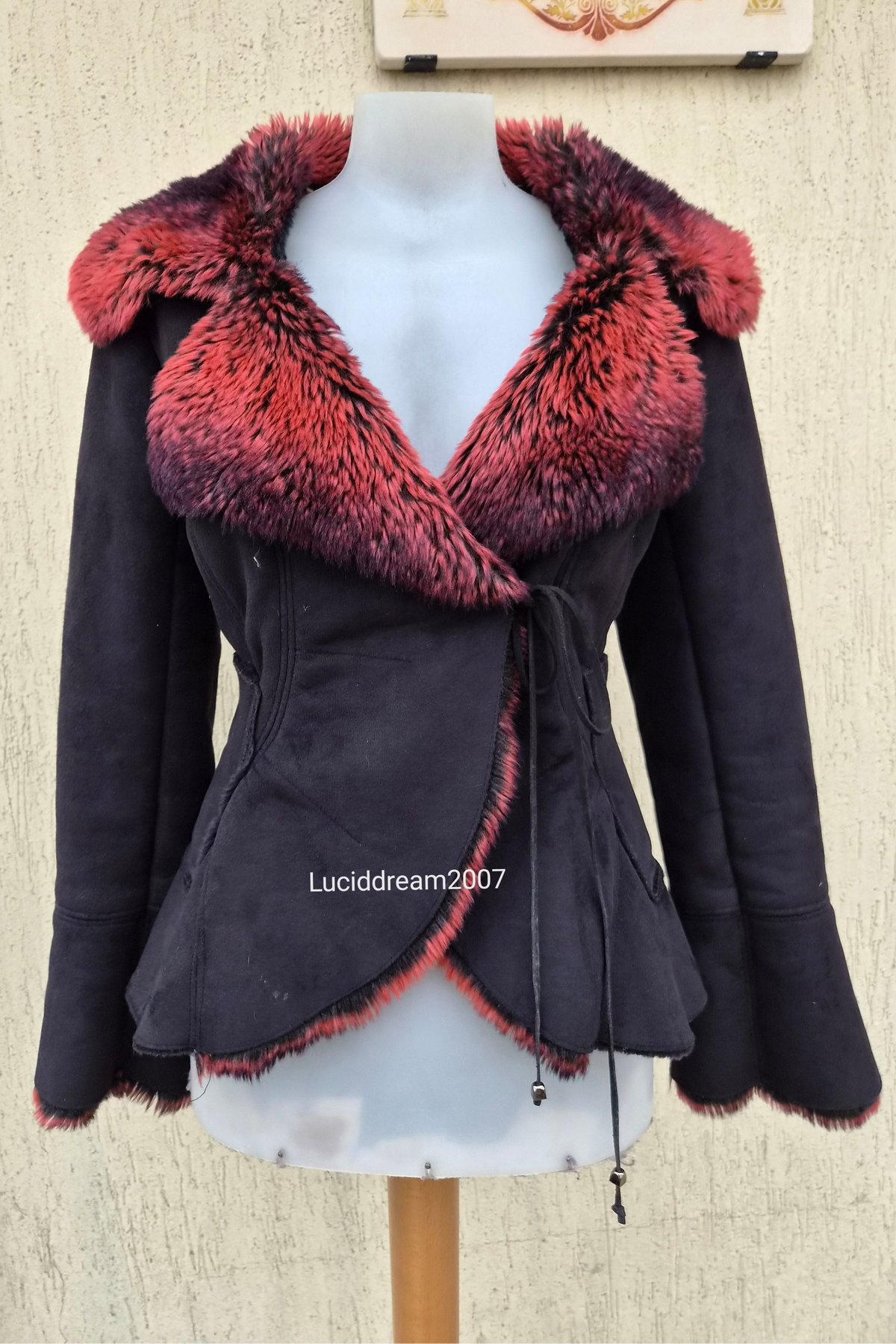 Manteau noir fausse fourrure rouge