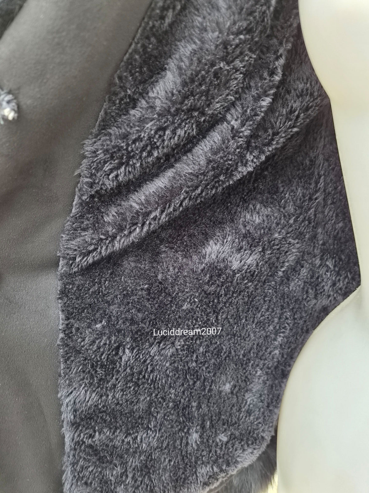 Manteau noir détails fausse fourrure