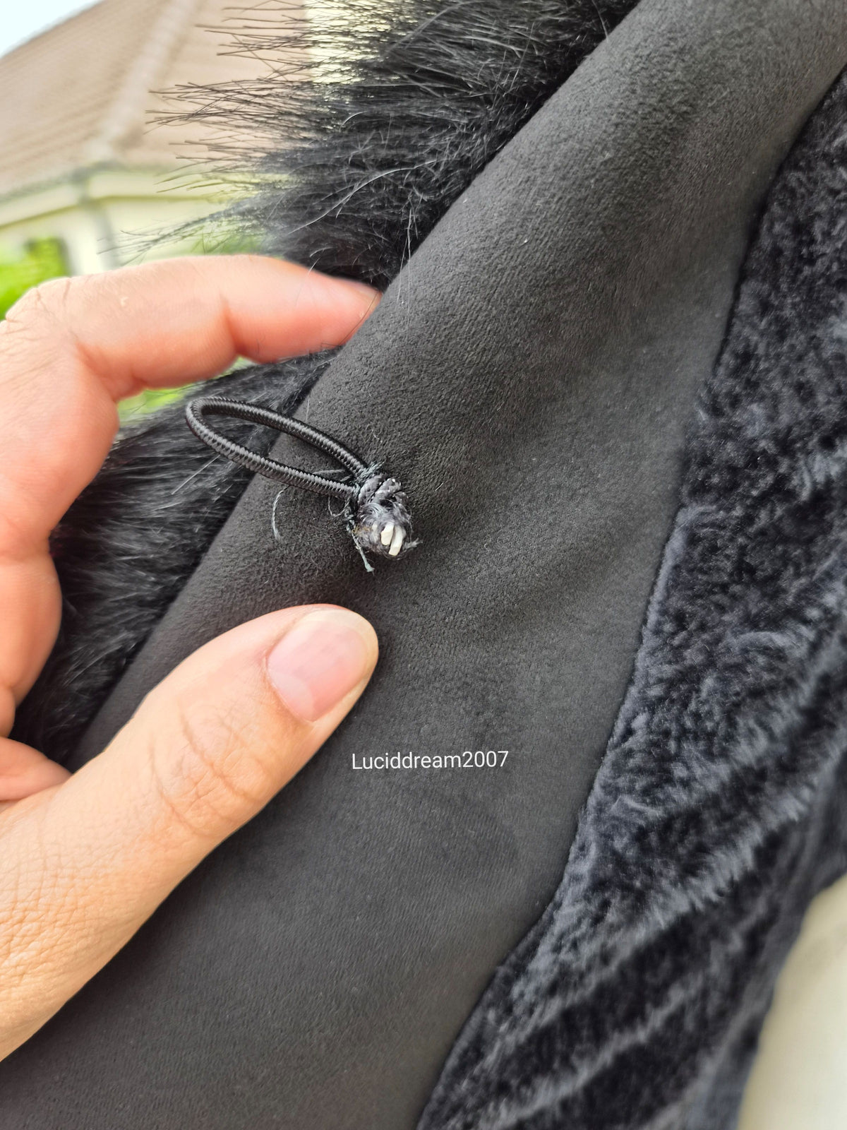 Manteau noir détails fausse fourrure