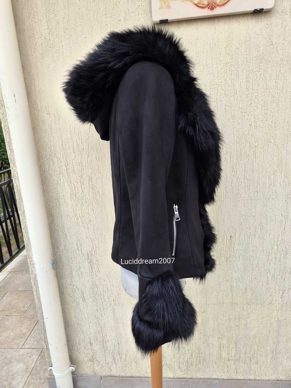 Manteau noir détails fausse fourrure