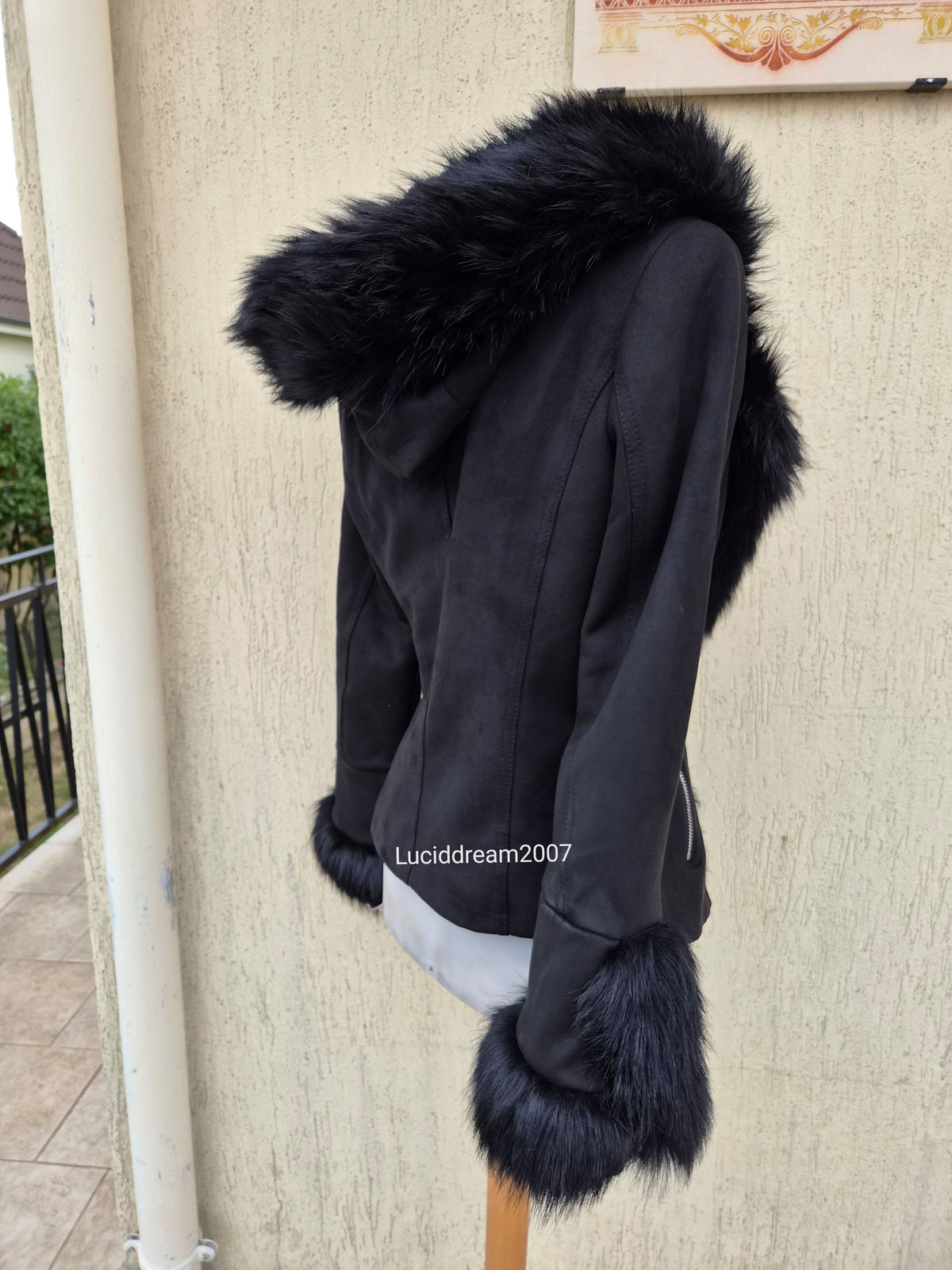 Manteau noir détails fausse fourrure