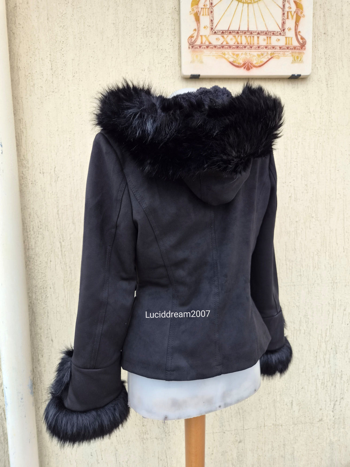 Manteau noir détails fausse fourrure