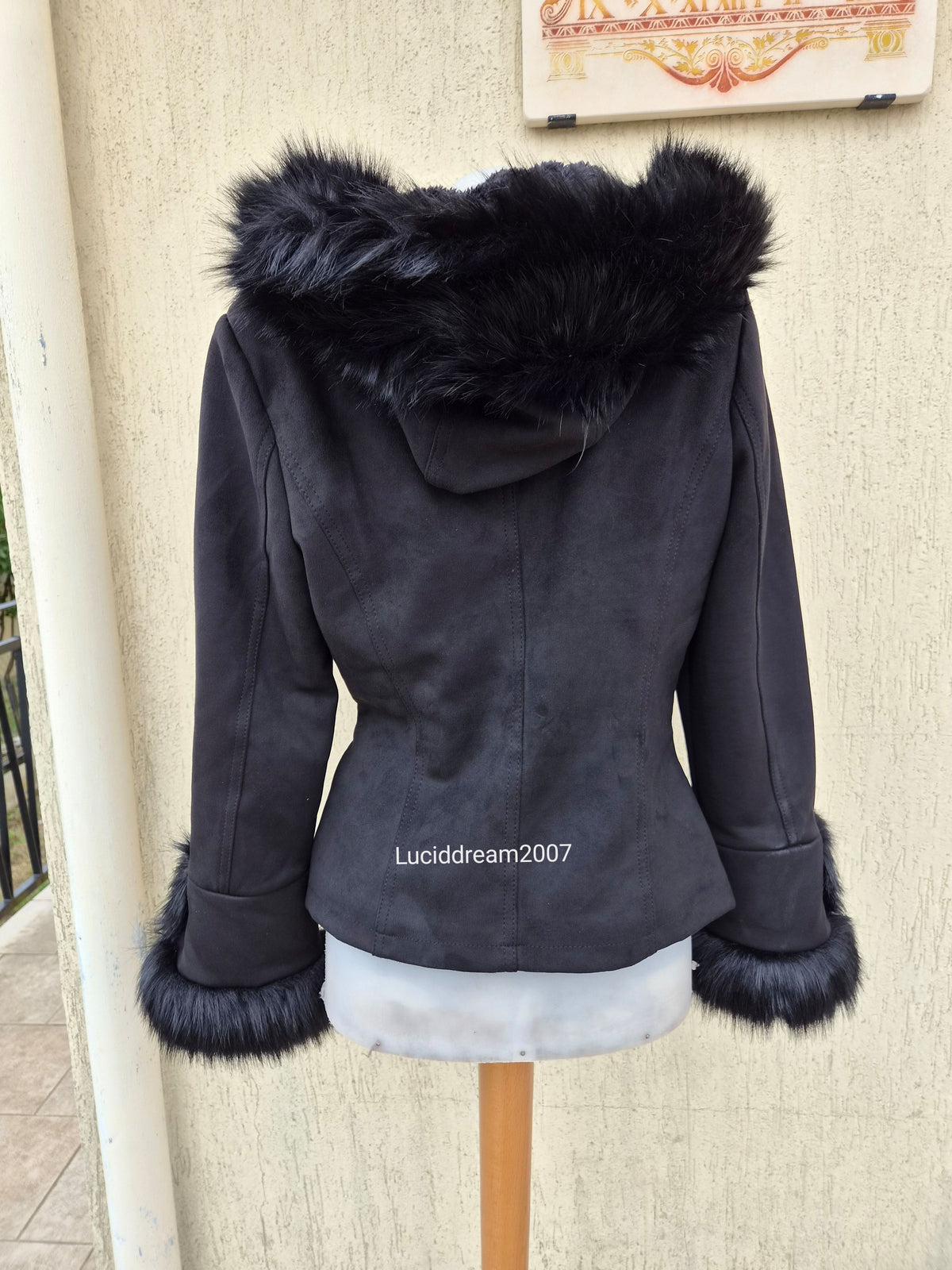Manteau noir détails fausse fourrure