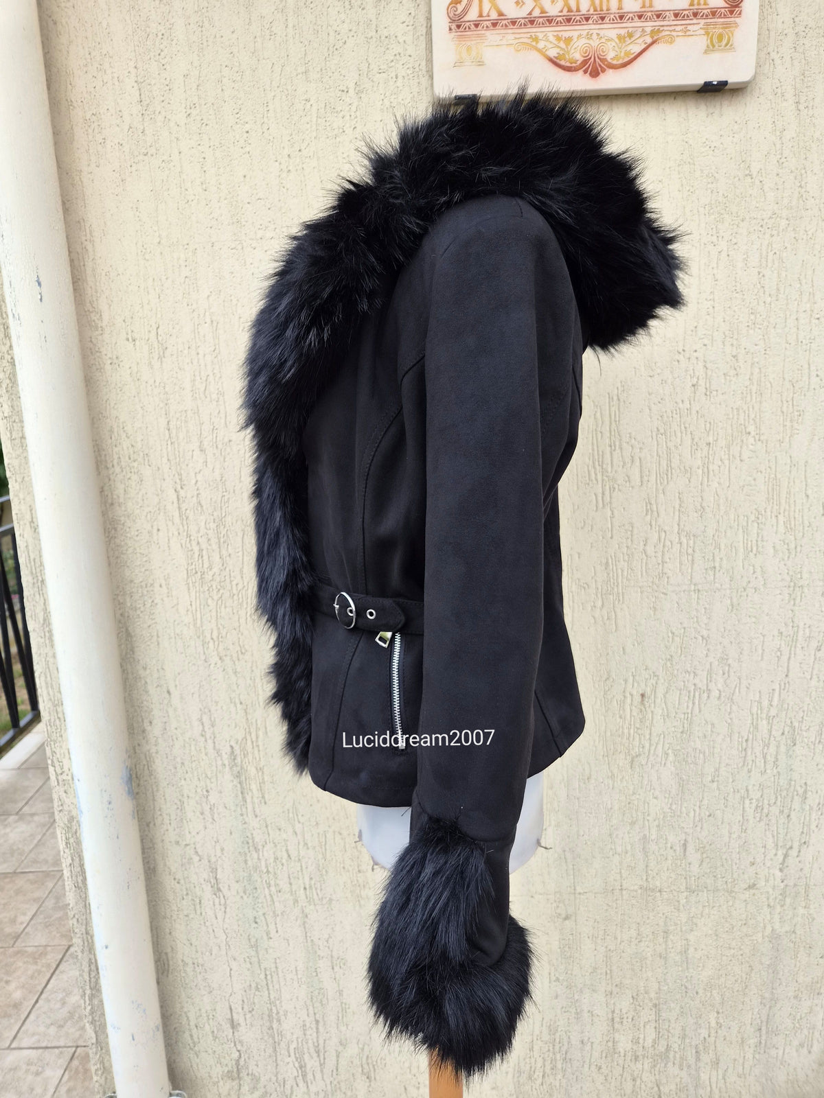 Manteau noir détails fausse fourrure