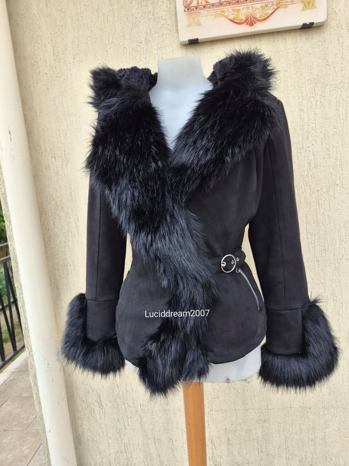 Manteau noir détails fausse fourrure