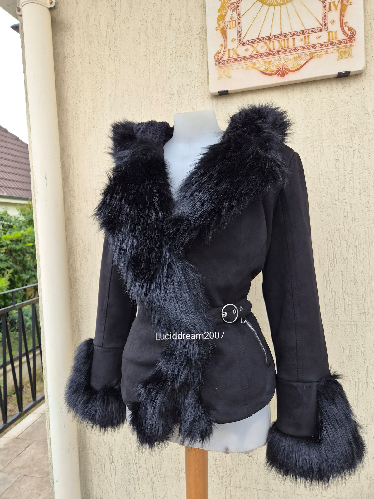 Manteau noir détails fausse fourrure