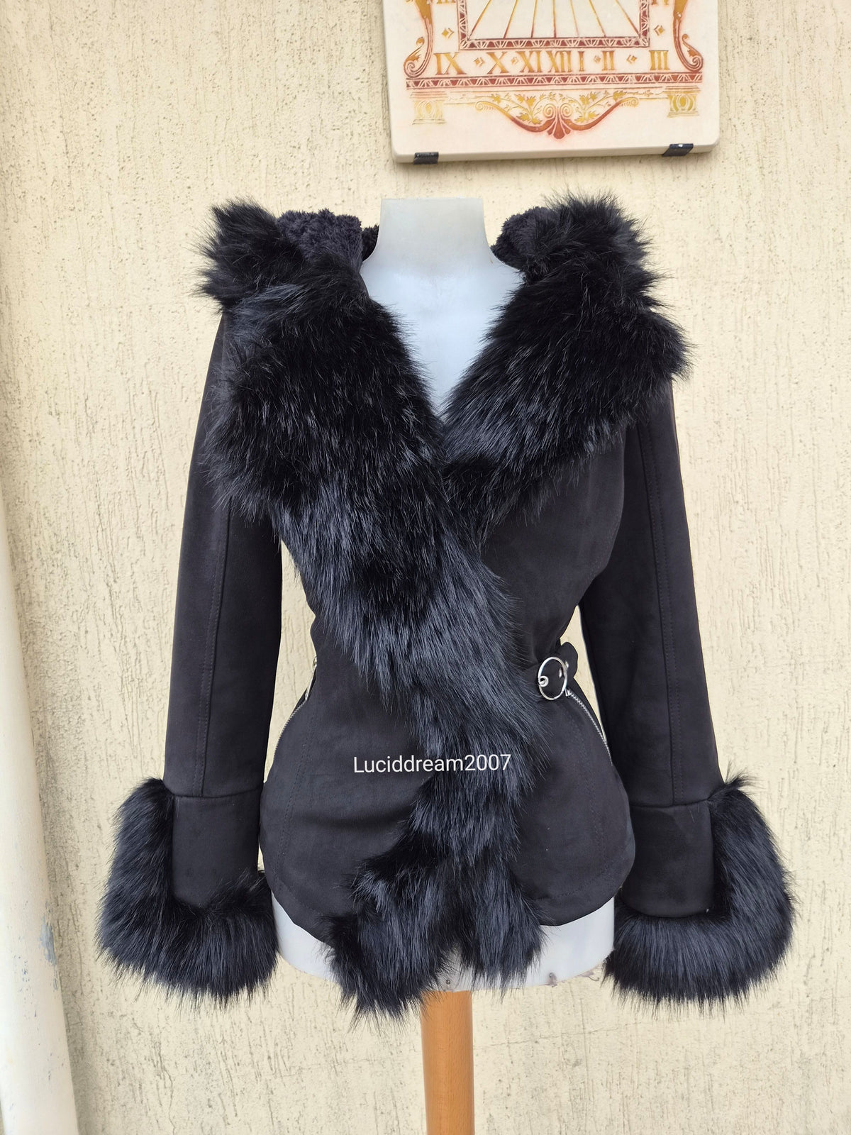 Manteau noir détails fausse fourrure
