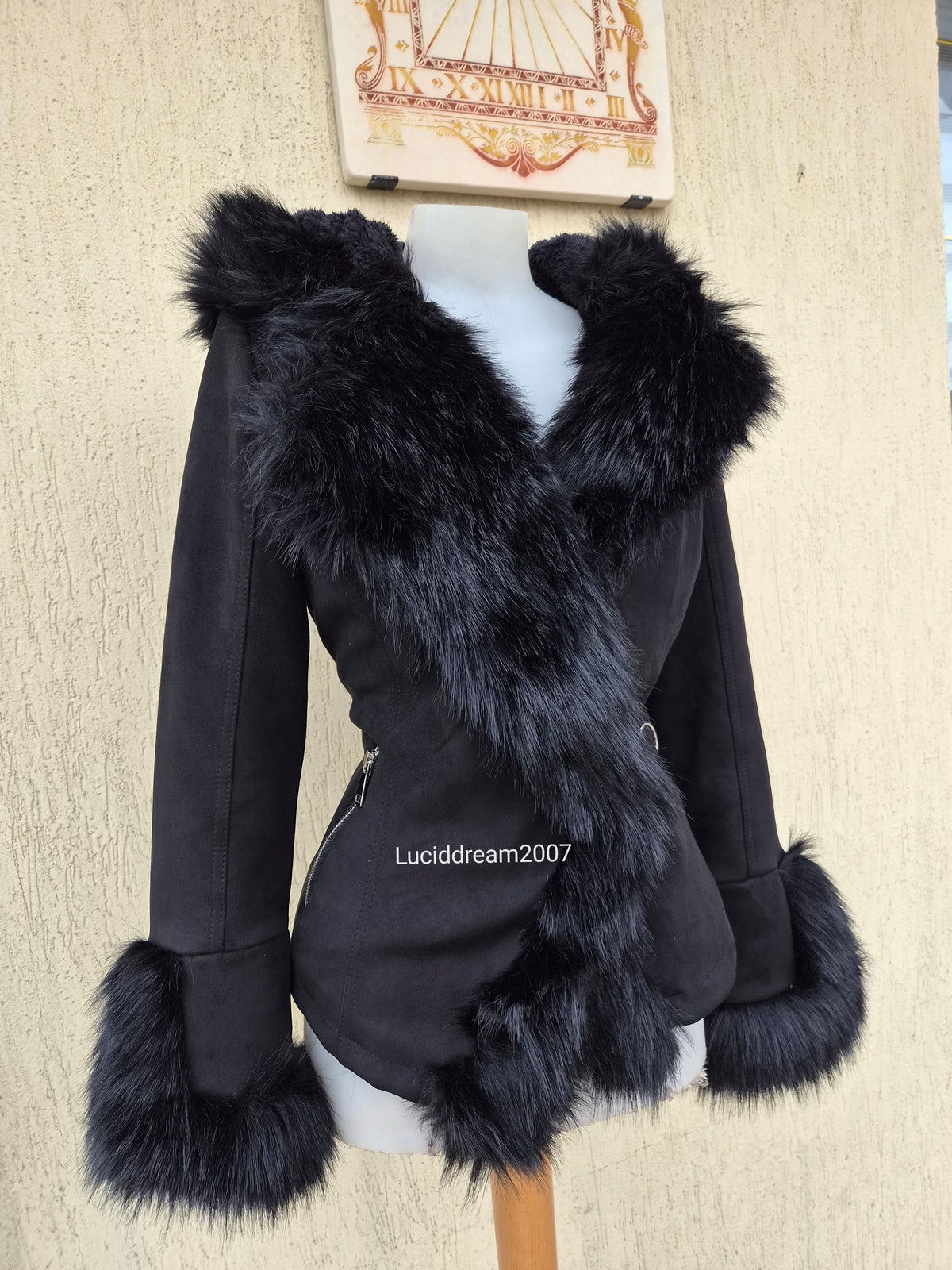 Manteau noir détails fausse fourrure