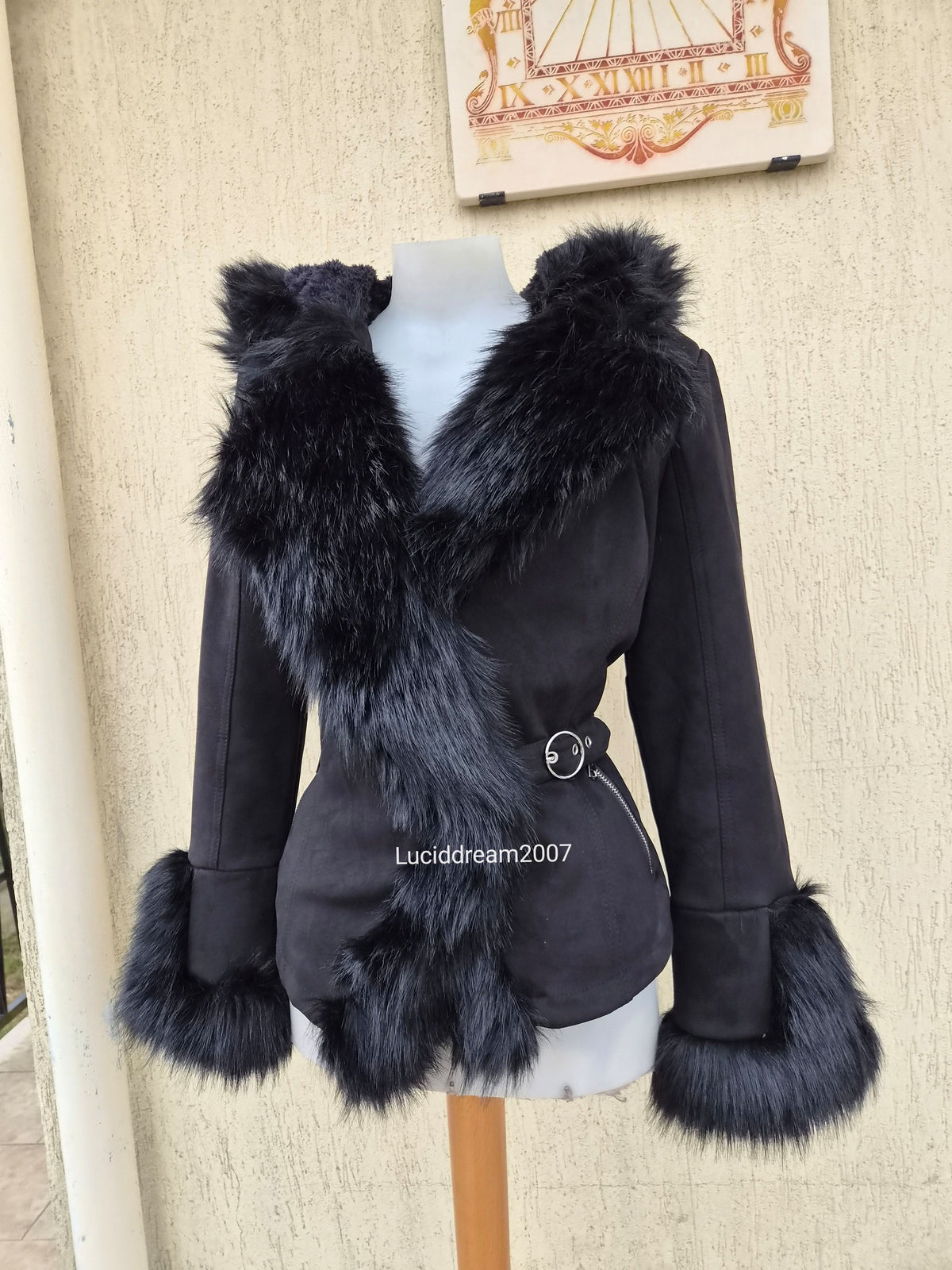 Manteau noir détails fausse fourrure