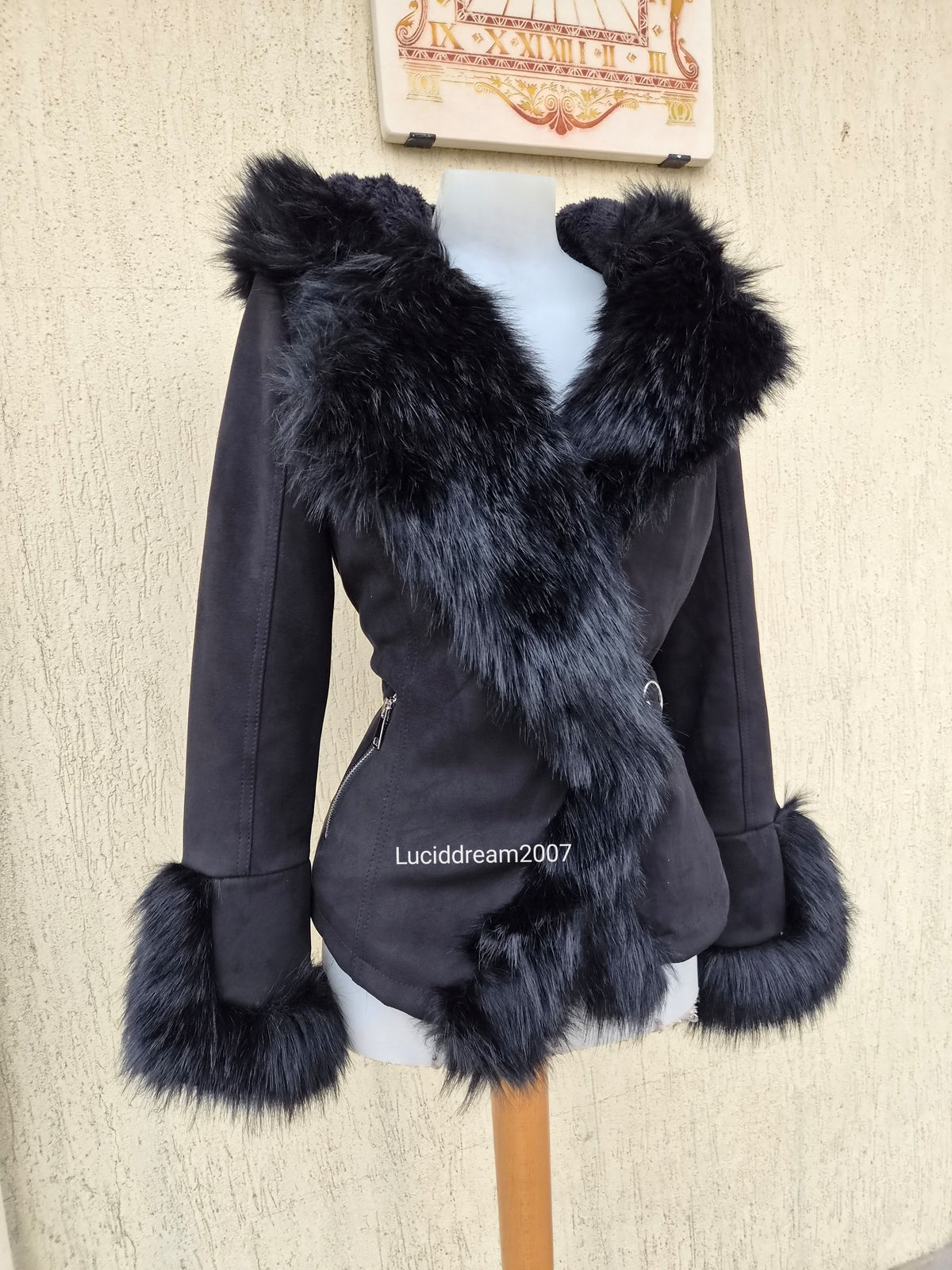 Manteau noir détails fausse fourrure