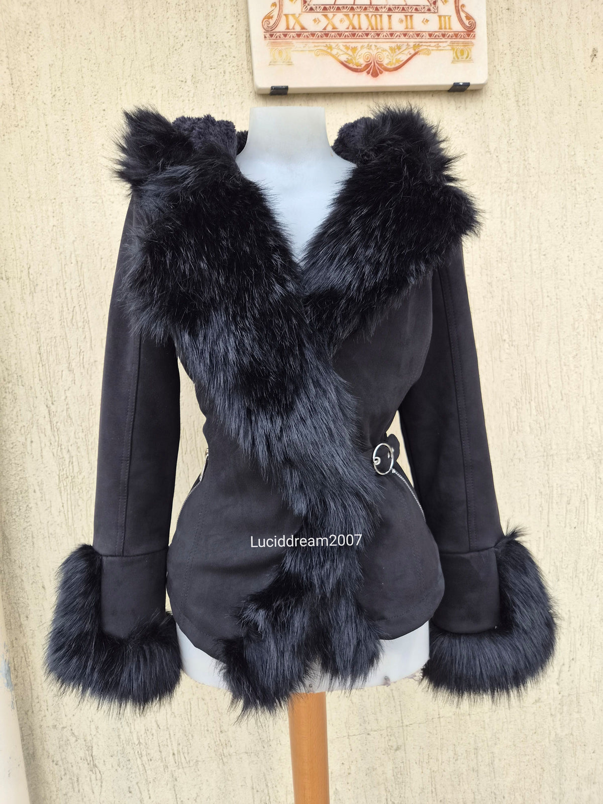 Manteau noir détails fausse fourrure