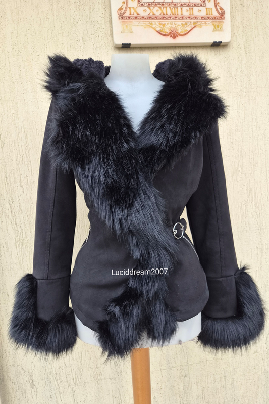 Manteau noir détails fausse fourrure