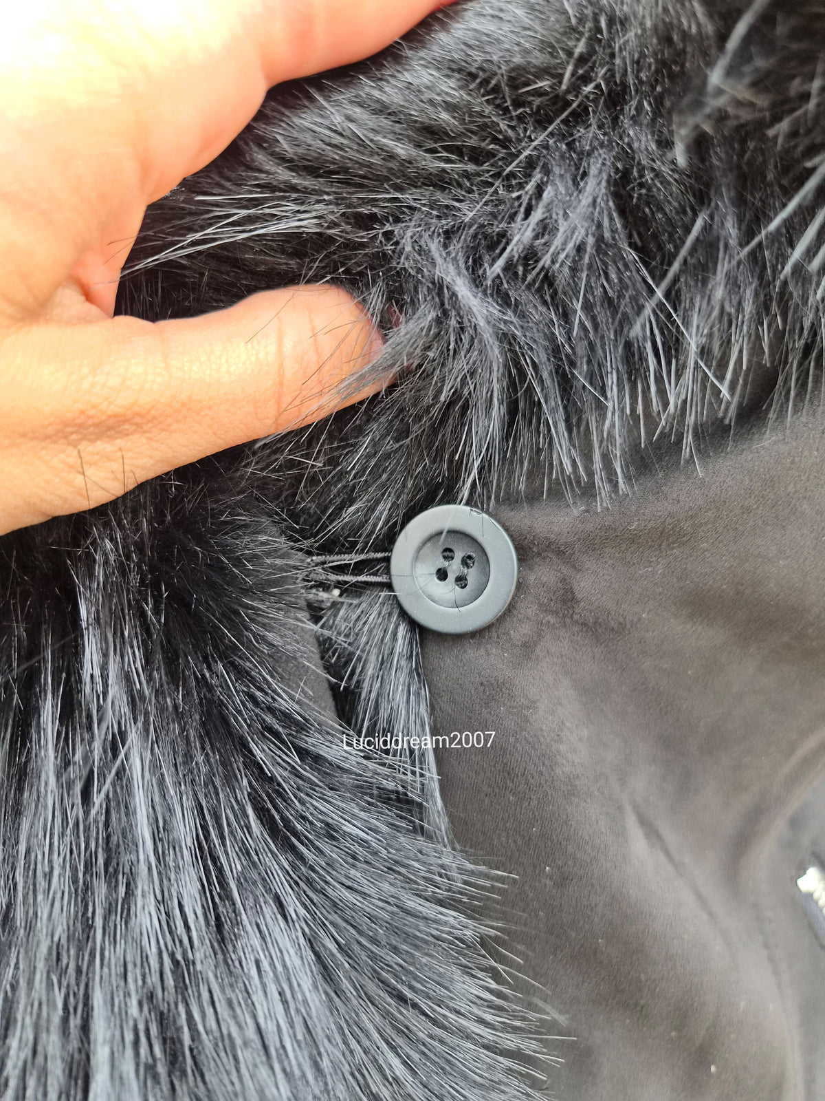Manteau noir détails fausse fourrure