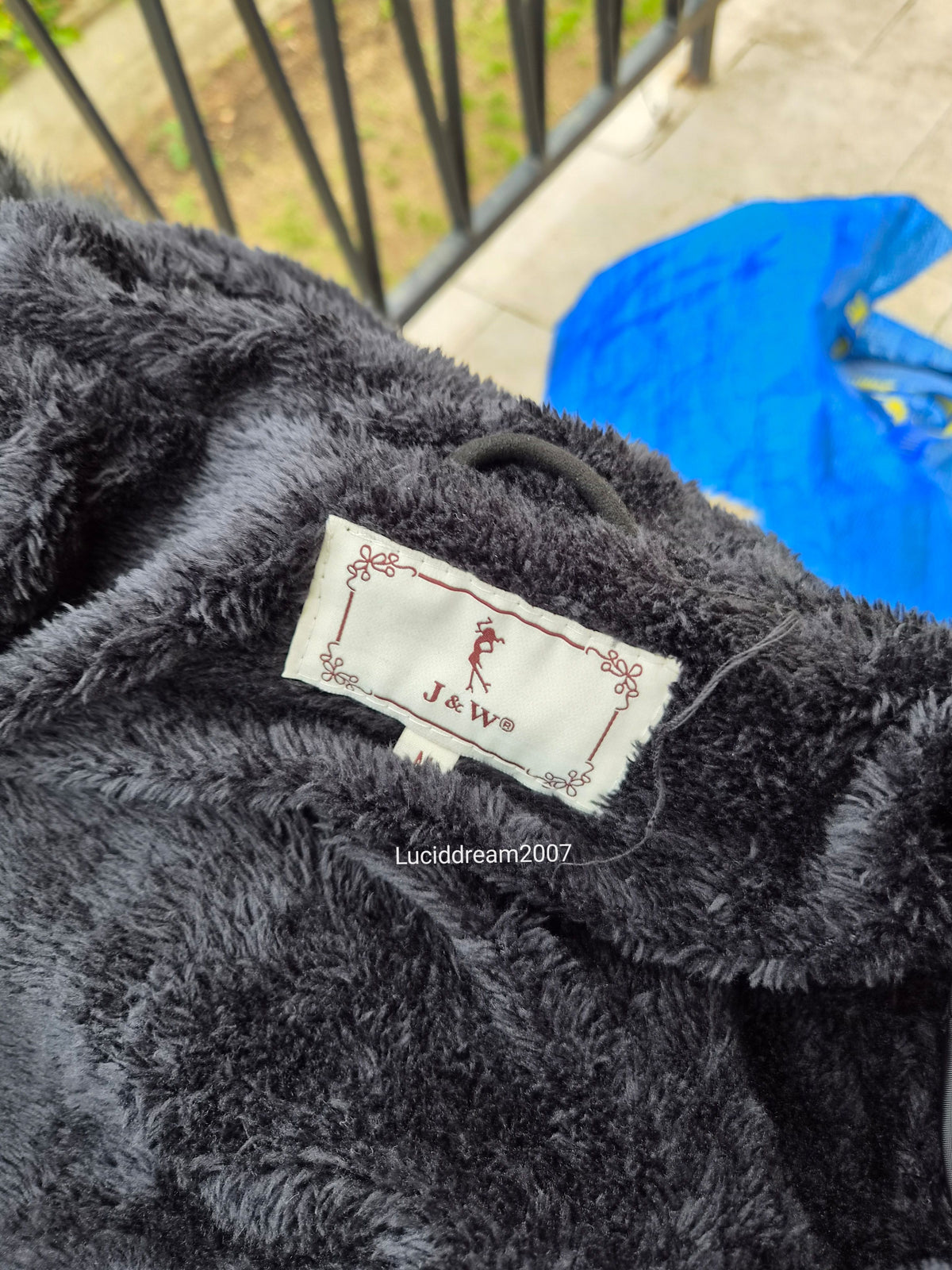 Manteau noir détails fausse fourrure