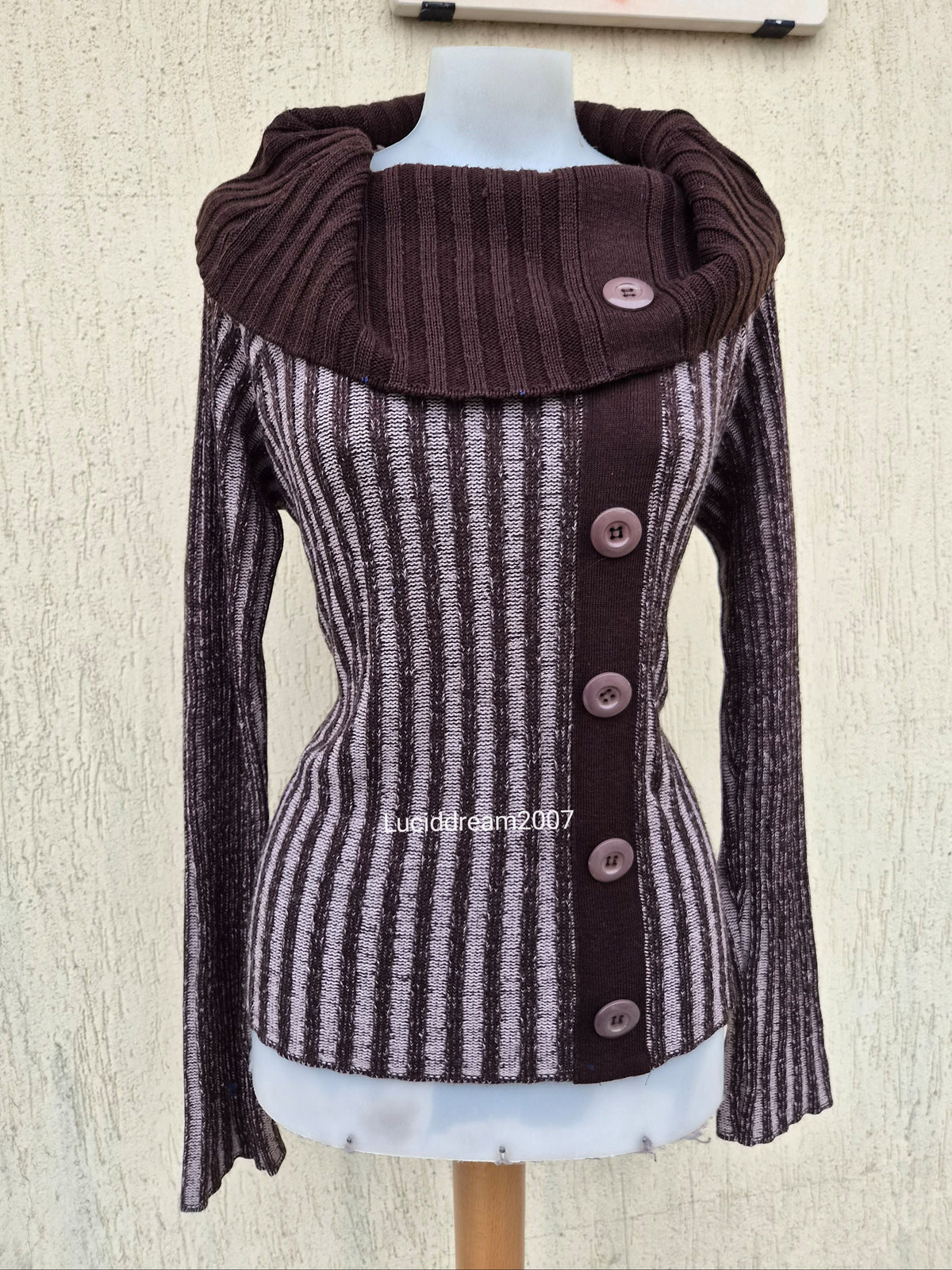 Pull rayé marron détails bouton