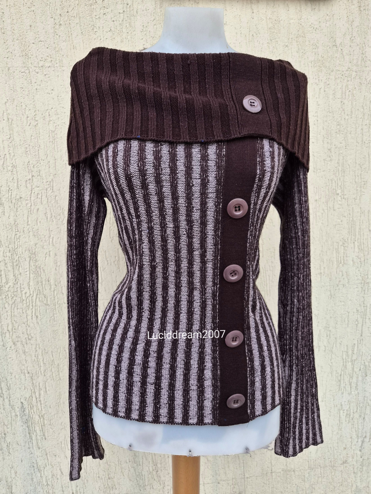 Pull rayé marron détails bouton