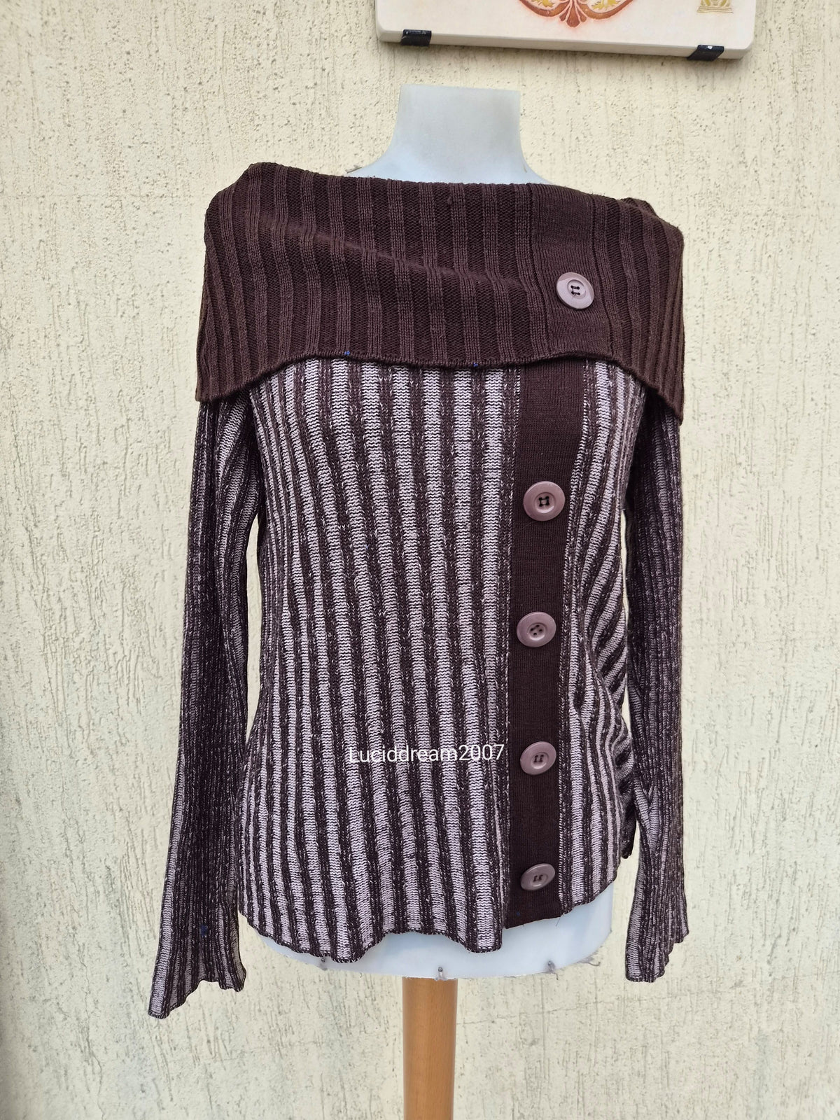 Pull rayé marron détails bouton