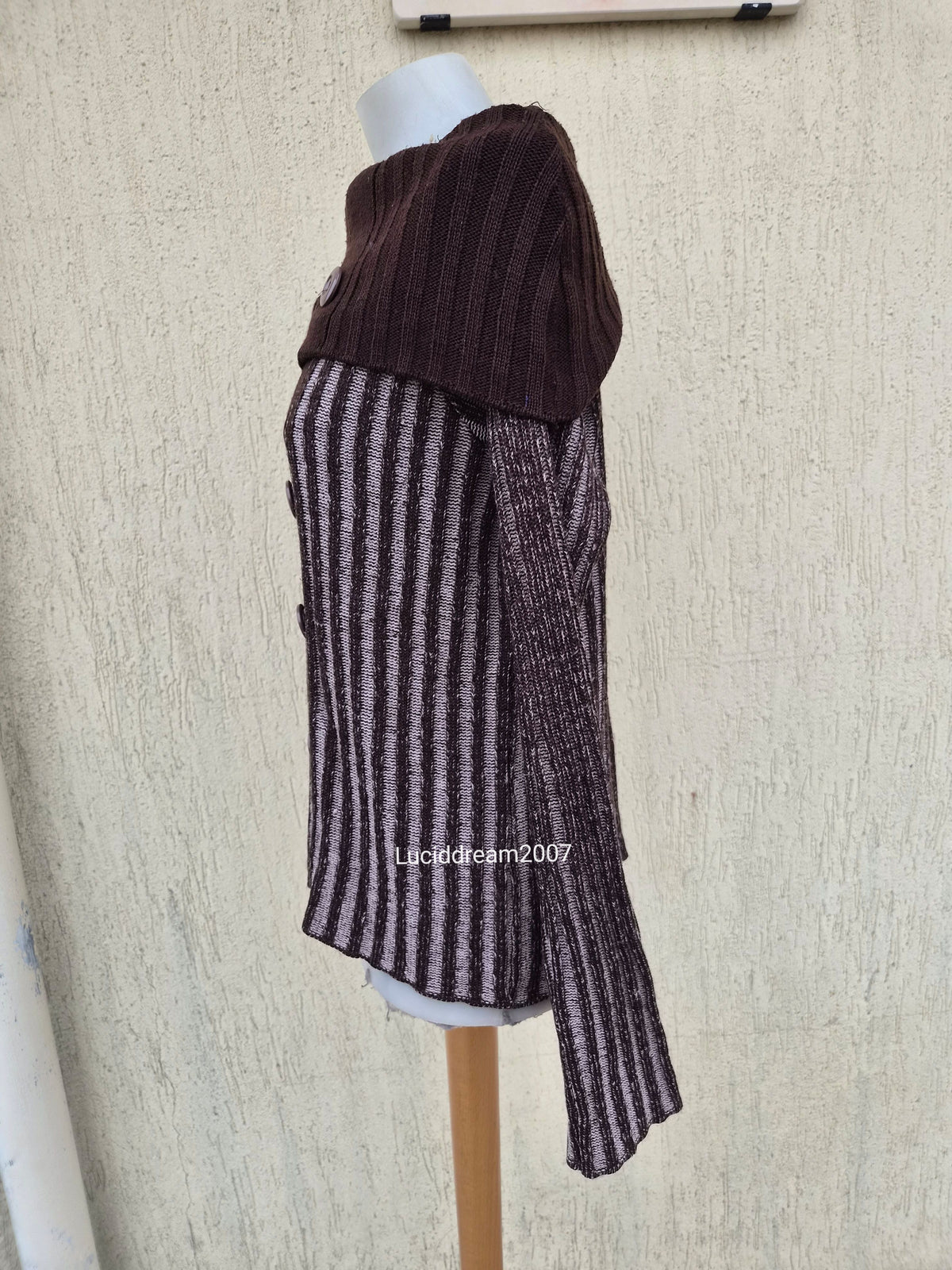 Pull rayé marron détails bouton