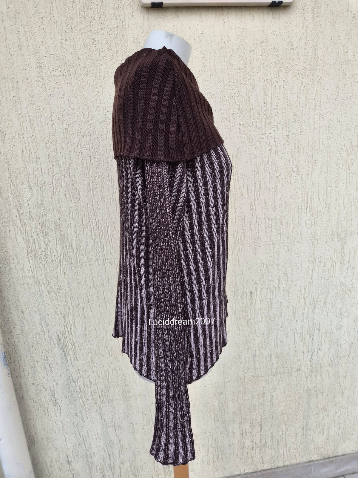 Pull rayé marron détails bouton