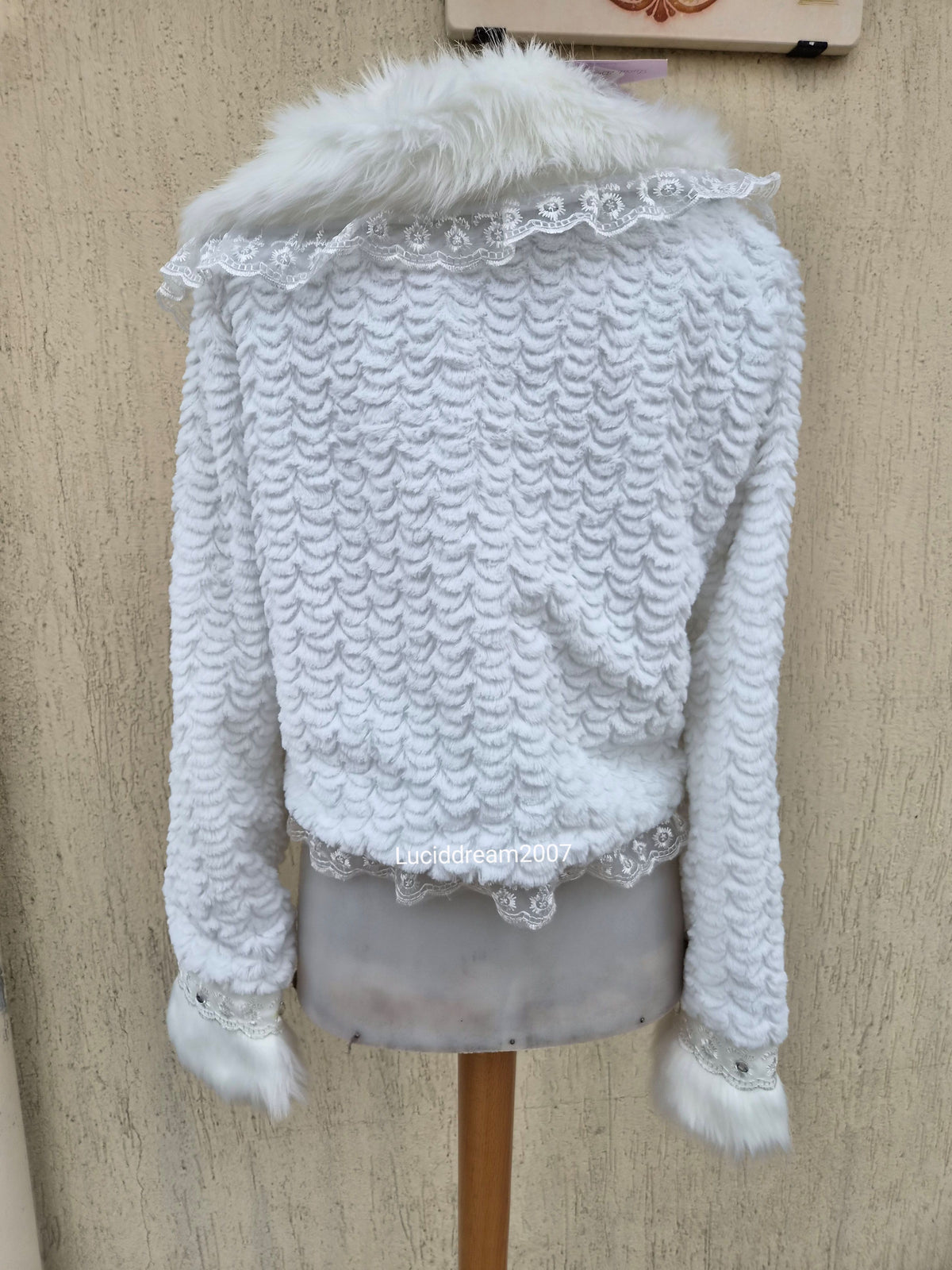 Veste blanche col fausse fourrure