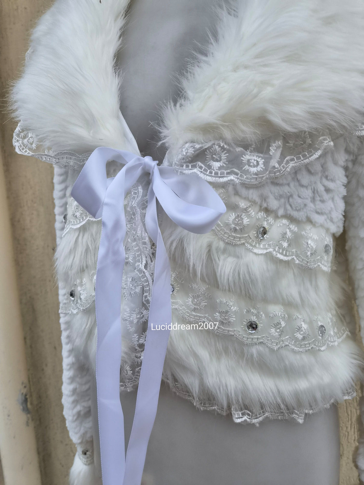 Veste blanche col fausse fourrure