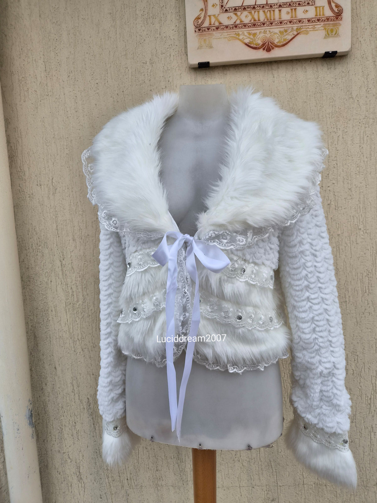 Veste blanche col fausse fourrure