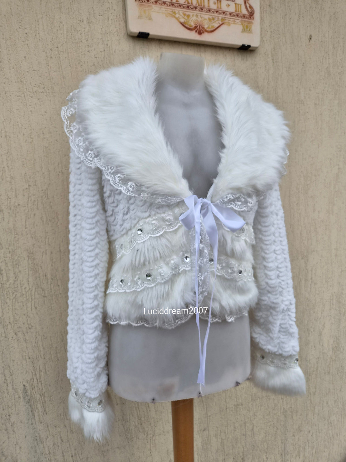 Veste blanche col fausse fourrure