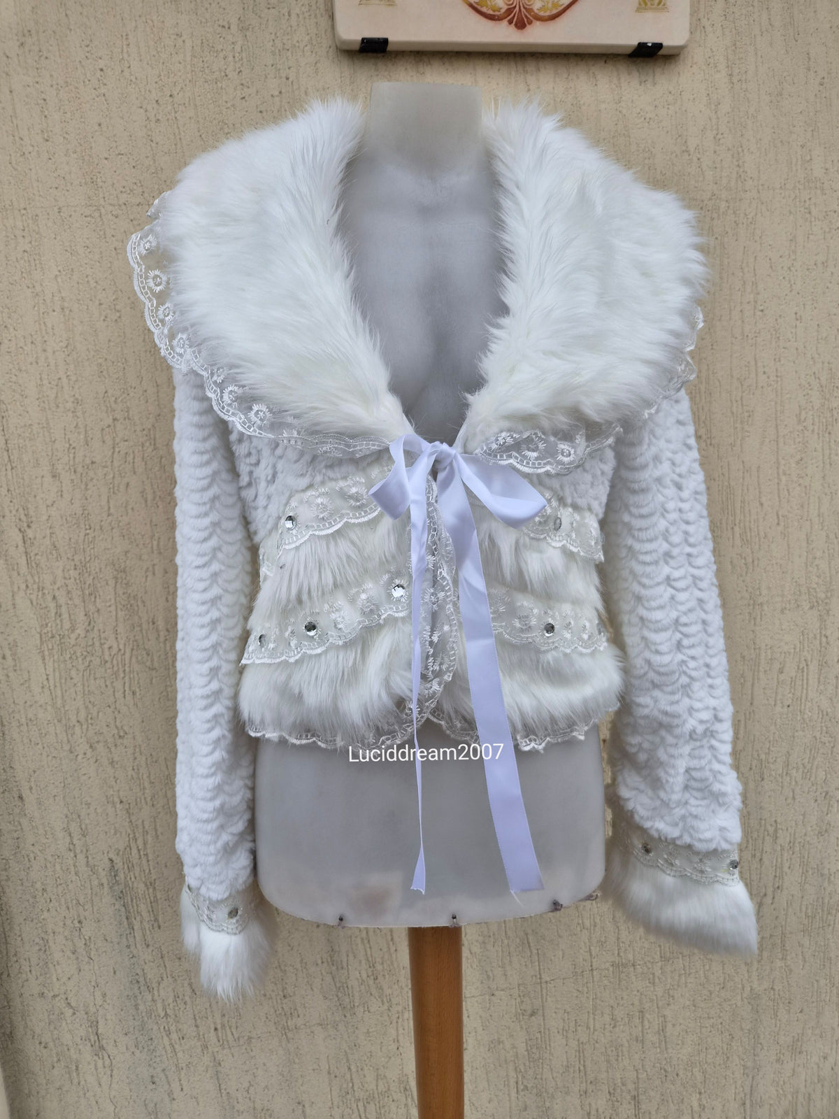 Veste blanche col fausse fourrure